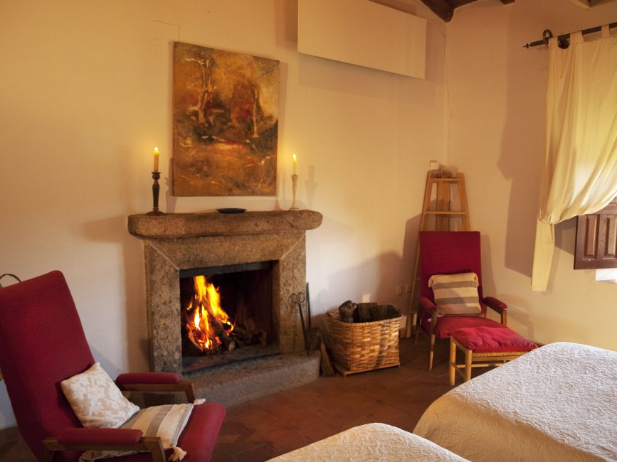 habitación con chimenea frente a la cama