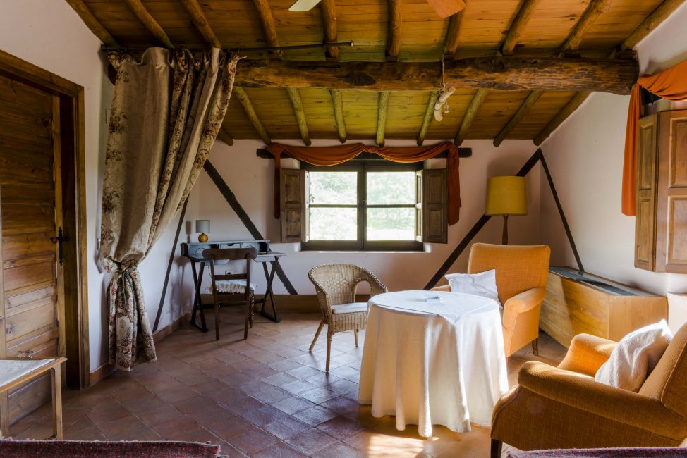 habitación doble situada en la planta superior con vistas a la montaña
