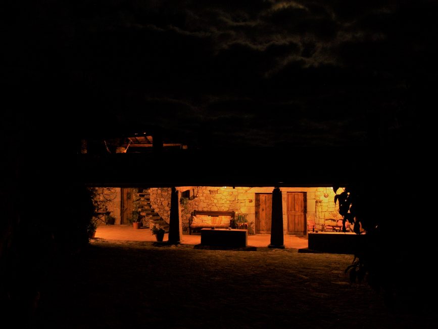 vista nocturna del patio