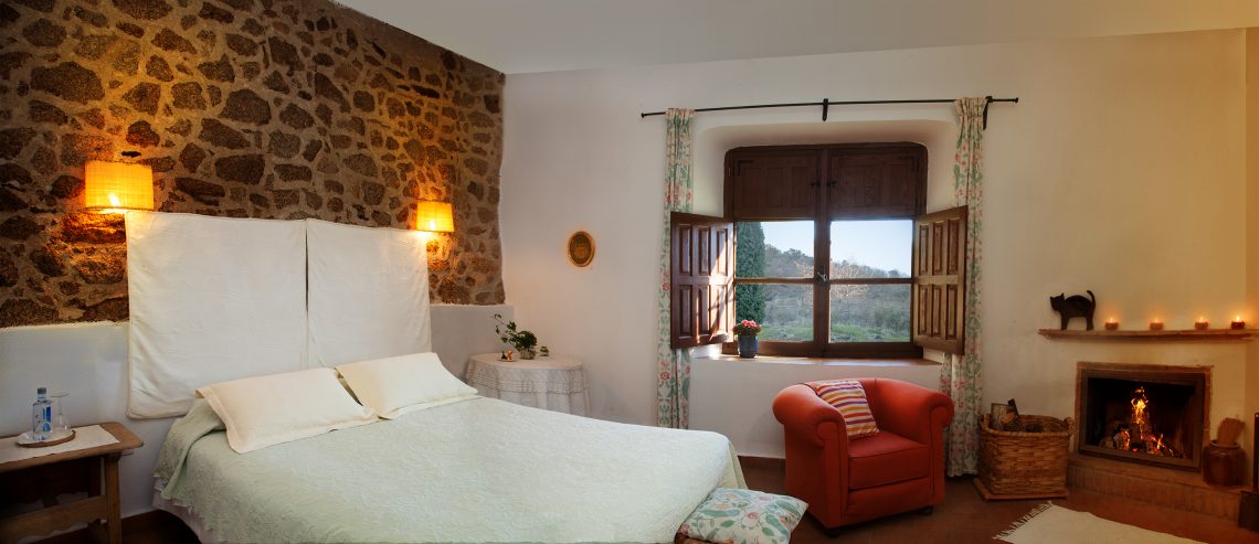 habitación doble con chimenea y vistas a la montaña