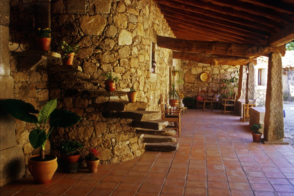 Porche de piedra y madera