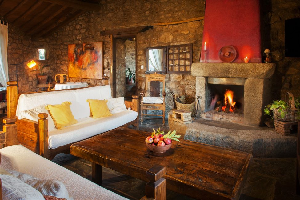 salon con chimenea encendida y tv