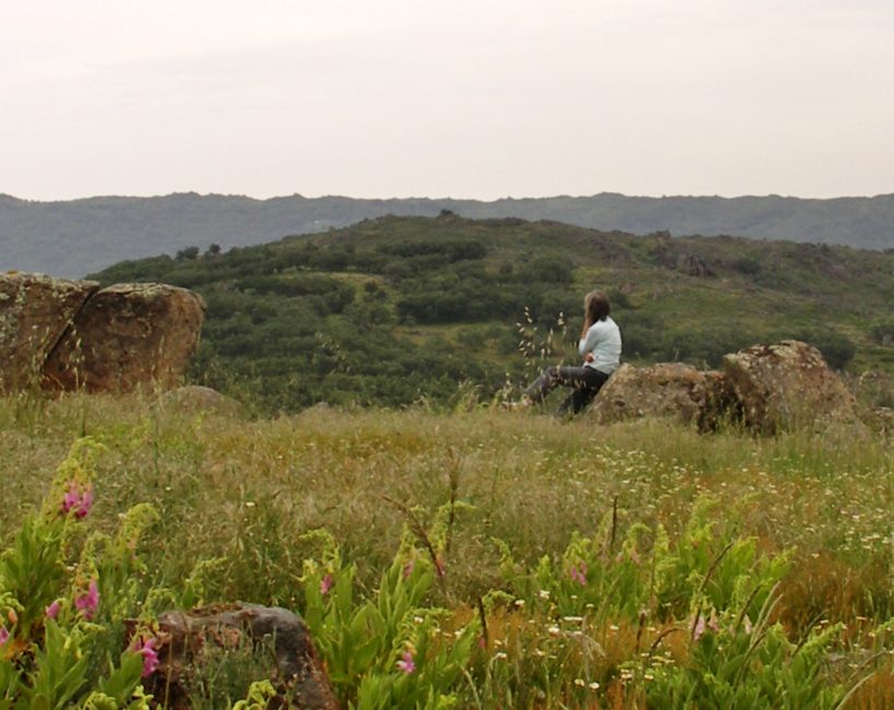 mujer contemplando la sierra de gata