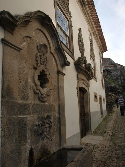 Monsanto pueblo de Portugal casa y fuente antigua