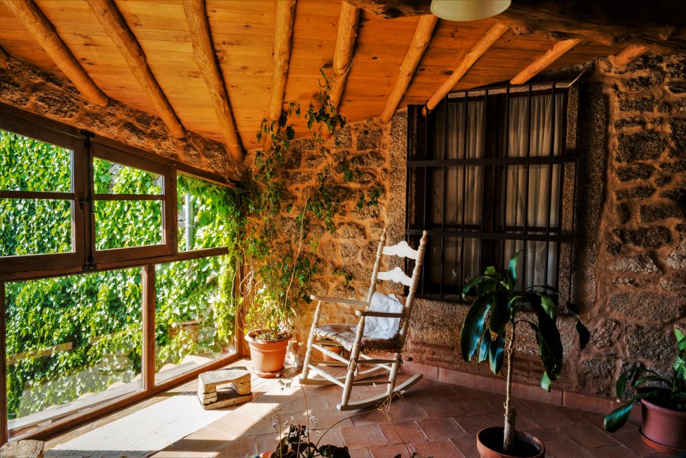 rincon de la casa con mecedora y ventanal al patio